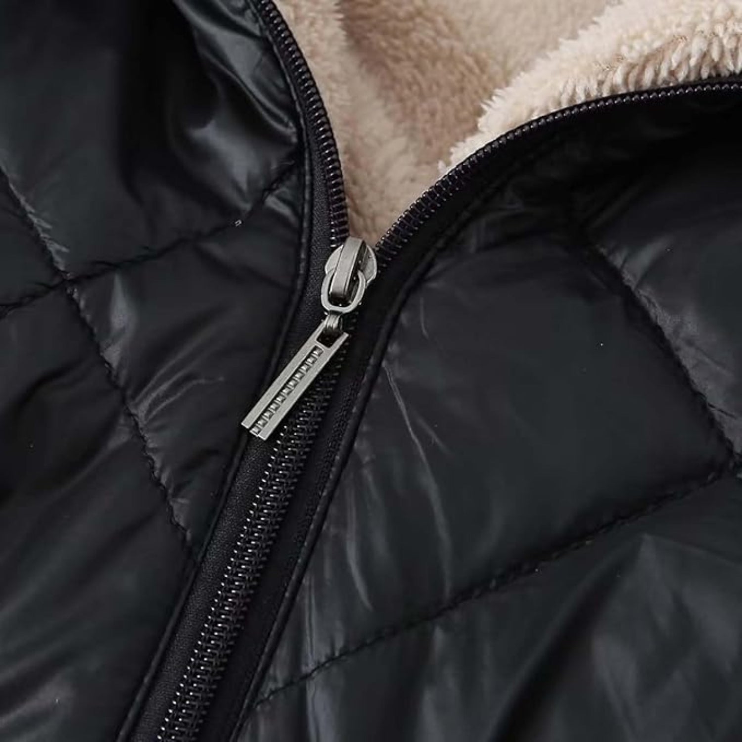 Damen Steppmantel mit Rautenstepp – Mittellanger Mantel mit vWendekapuze von Orren & Valé 