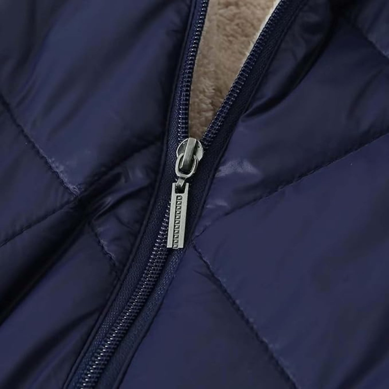 Damen Steppmantel mit Rautenstepp – Mittellanger Mantel mit vWendekapuze von Orren & Valé 