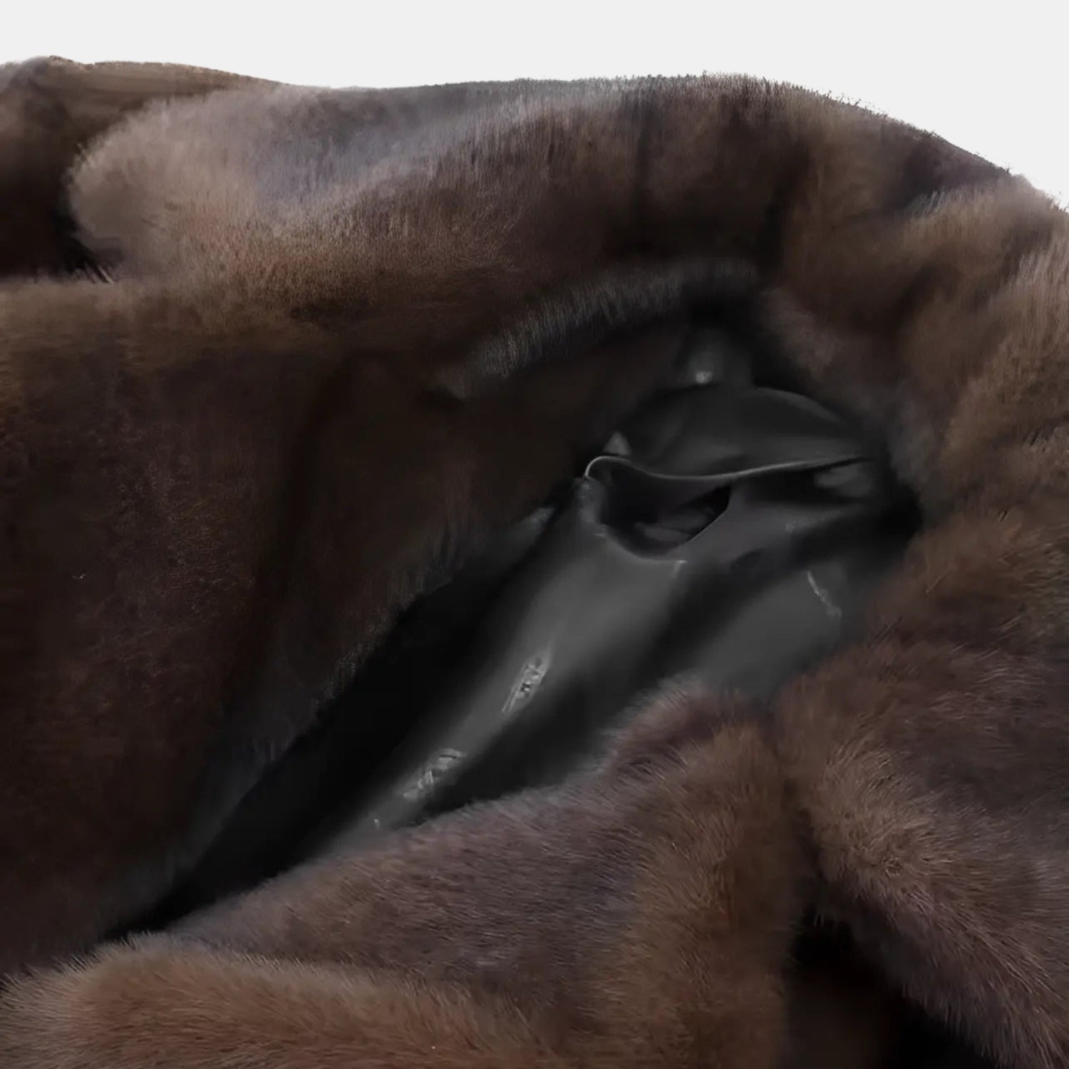 Langer Kunstfell-Wintermantel – Kuscheliger Felloptik-Mantel in Braun von Orren & Valé