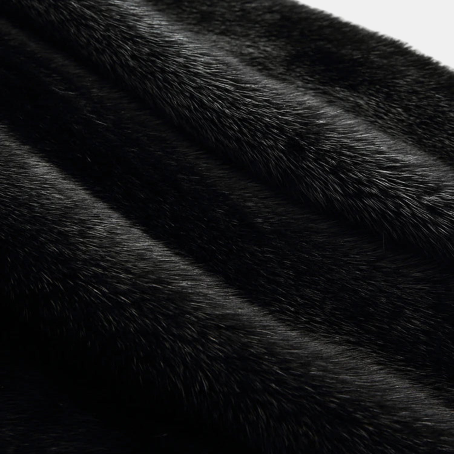 Damen Kunstfellmantel lang mit Kapuze – flauschiger Wintermantel aus hochwertigem Faux Fur, fusselfrei & elegant von Orren & Valé 