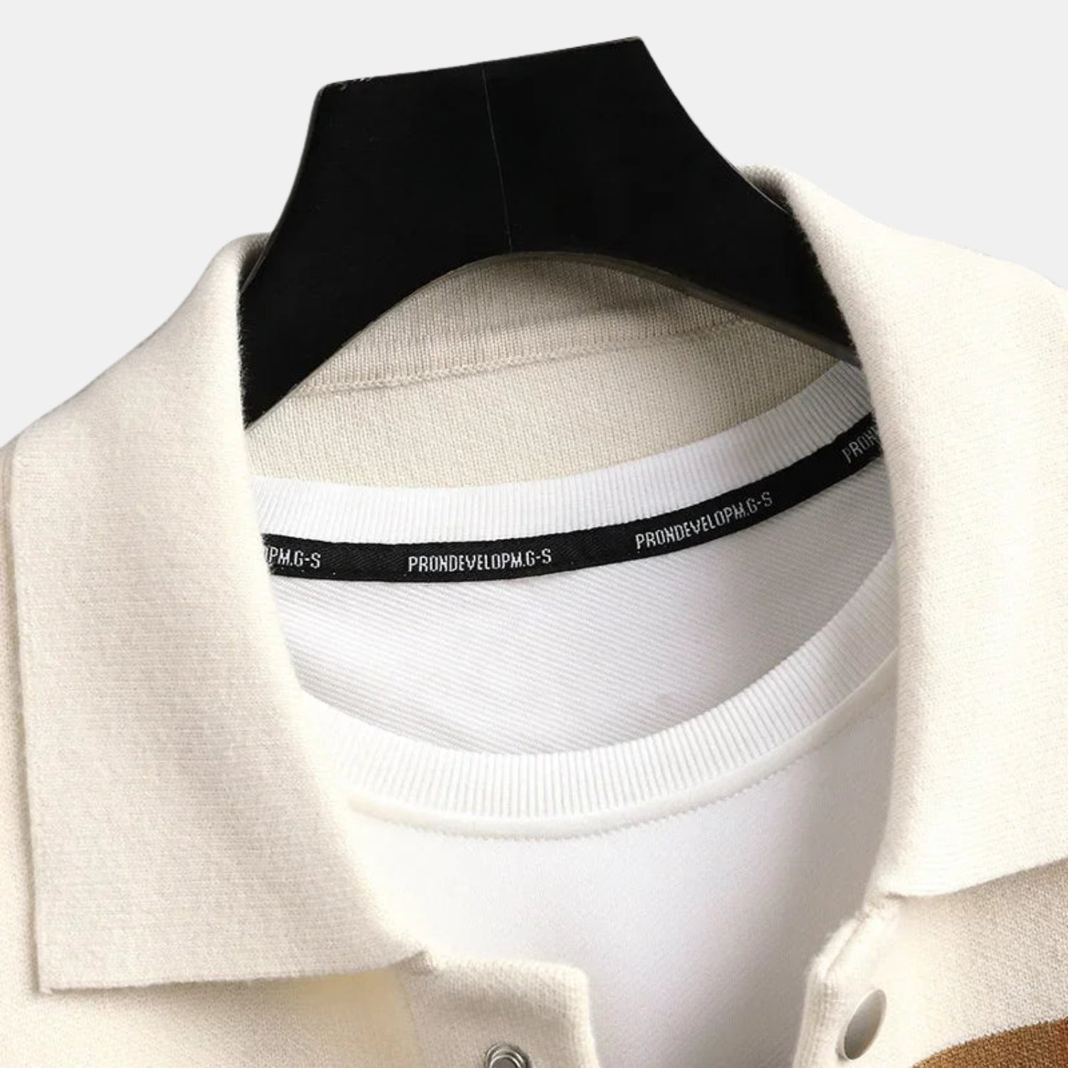 Herren Signatur-Strickcardigan mit Kragen – Gestreiftes Strickjackett mit Druckknöpfen & aufgesetzten Taschen von Orren & Valé 