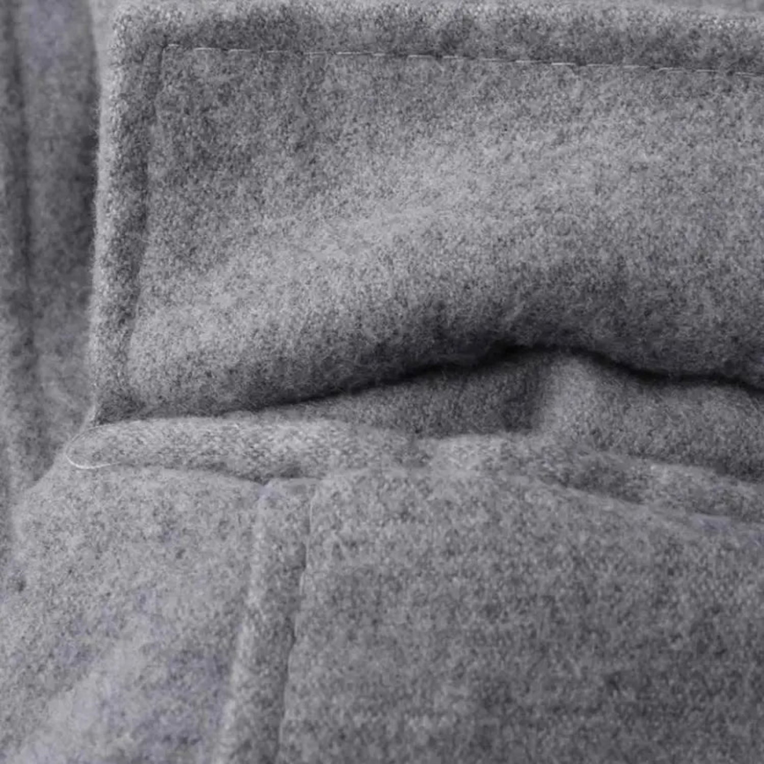 Detailaufnahme der Tasche des eleganten grauen Herrenmantels aus Wollmischung für den Winter
