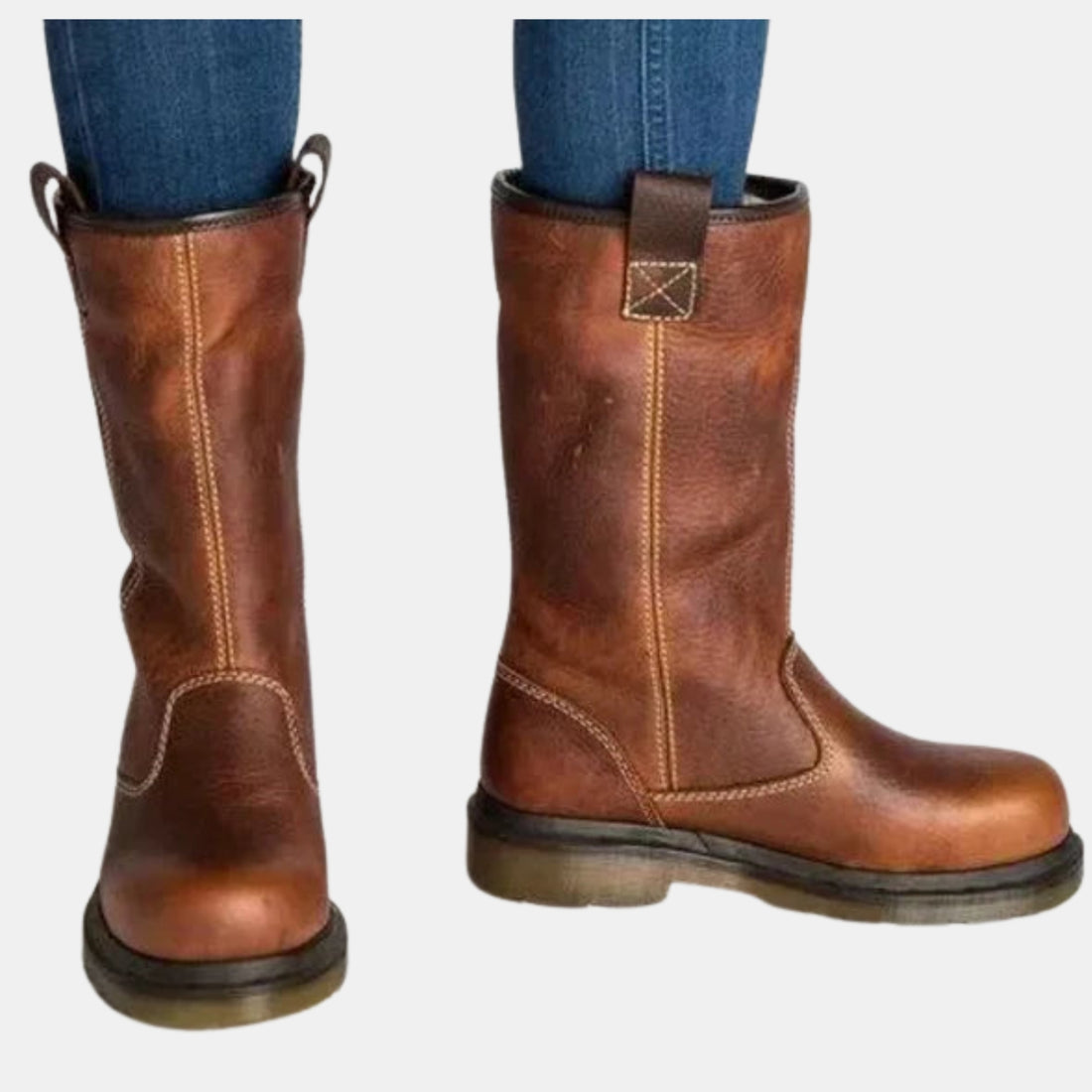 Braune Winterstiefel mit Lederfutter, getragen zu Jeans, die ein warmes und robustes Stiefel-Design zeigen.