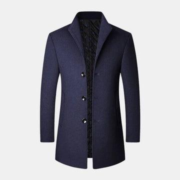 Dunkelblauer Herren-Wintermantel aus Wolle für kaltes Wetter – elegante Vorderansicht mit Stehkragen und Knopfleiste