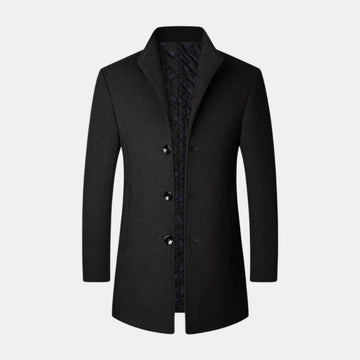 Schwarzer Herren-Wintermantel aus Wolle für kaltes Wetter – elegante Vorderansicht mit Stehkragen und Knopfleiste