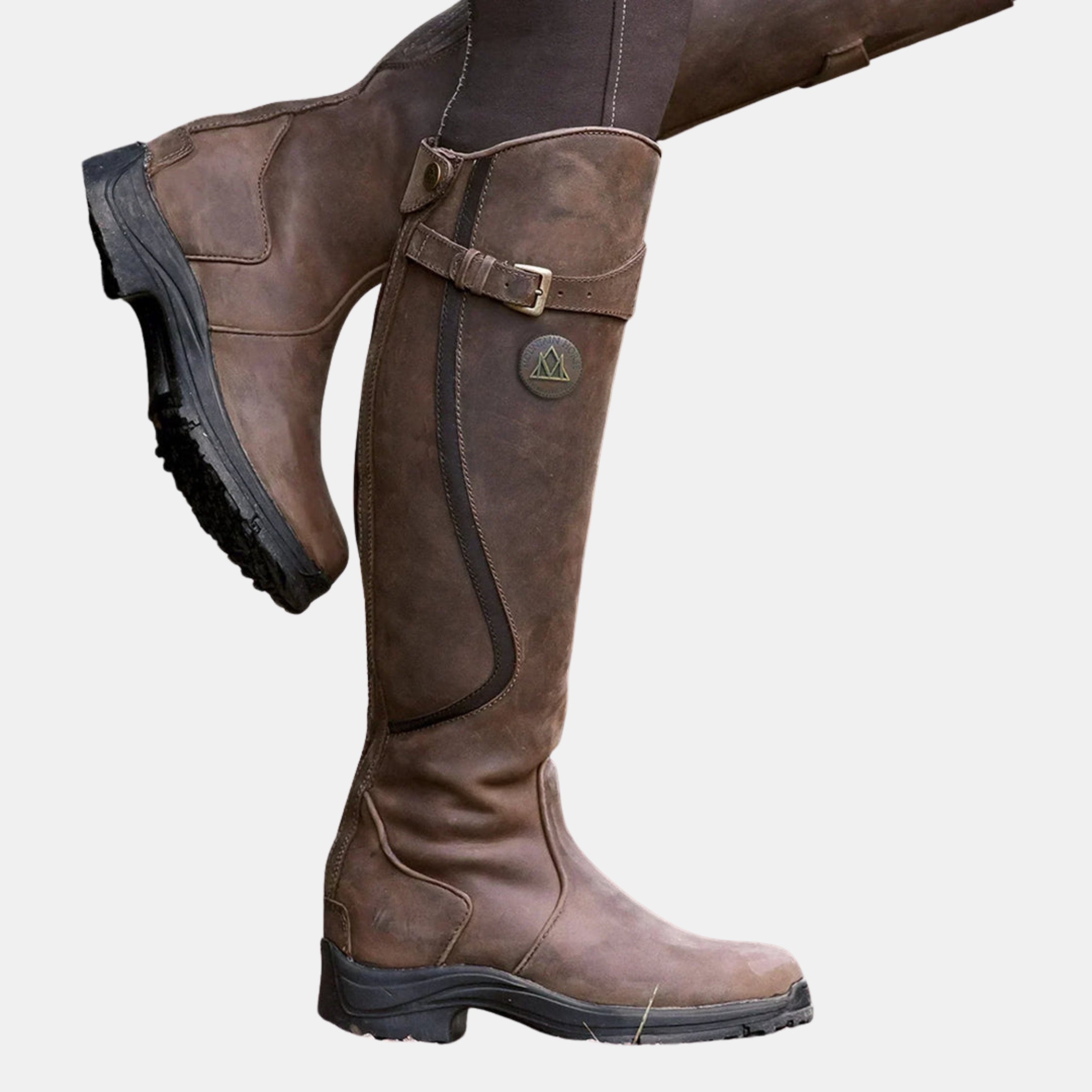 Hochwertige braune Lederstiefel mit ergonomischer Komfortsohle – Lifestyle-Aufnahme im Outdoor-Bereich