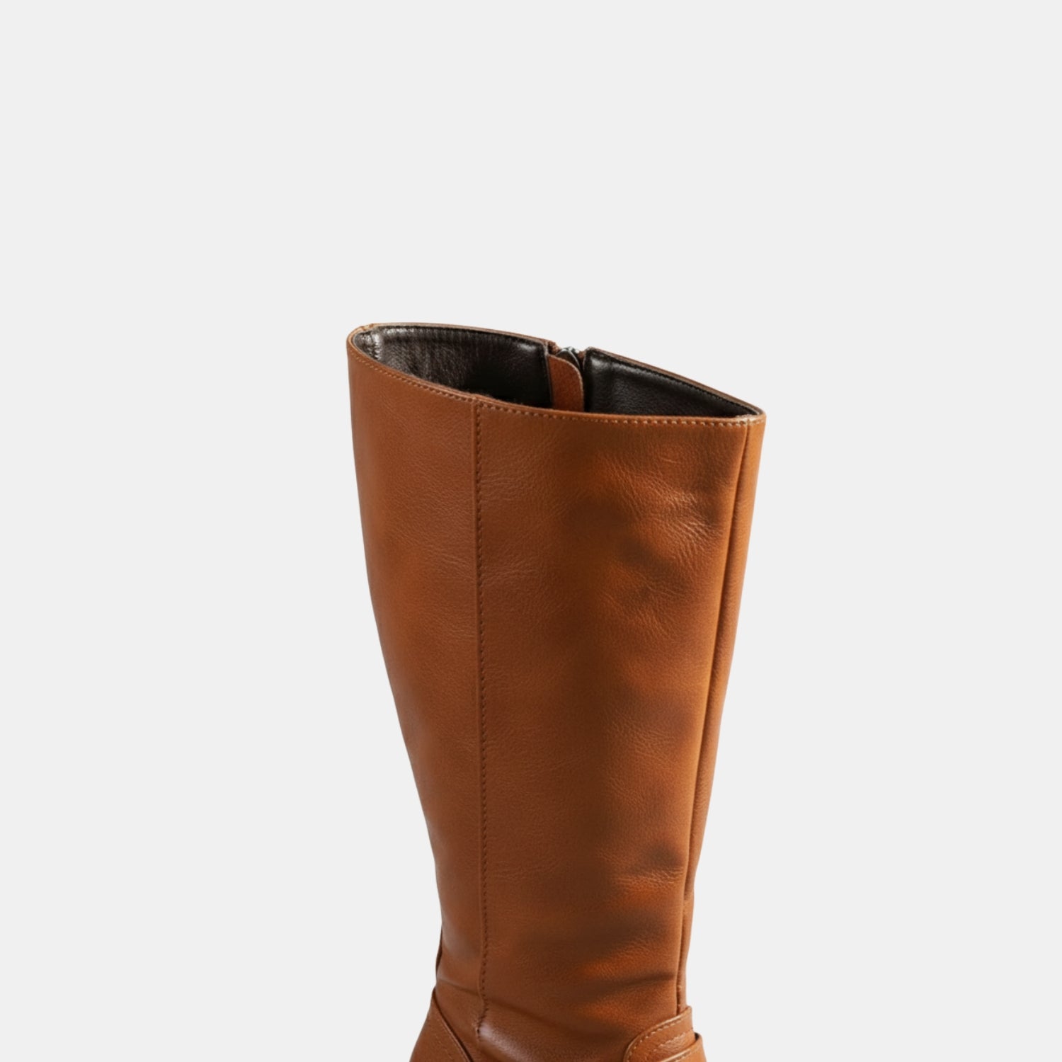 Detailansicht der klassischen kniehohen Stiefel mit Schnalle für Damen in Braun, hochwertiges Material und saubere Verarbeitung.
