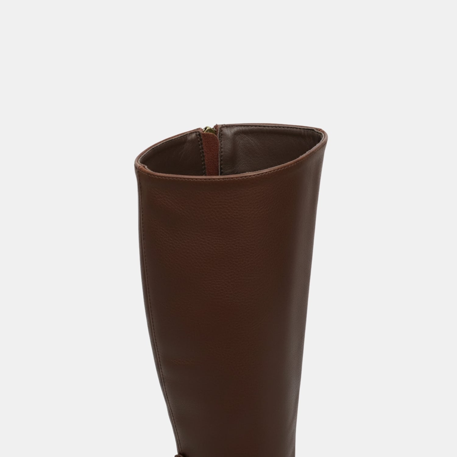 Detailansicht des Schafts der klassischen kniehohen Damenstiefel mit Schnalle in Dunkelbraun, weiches Material und hochwertiges Innenfutter.
