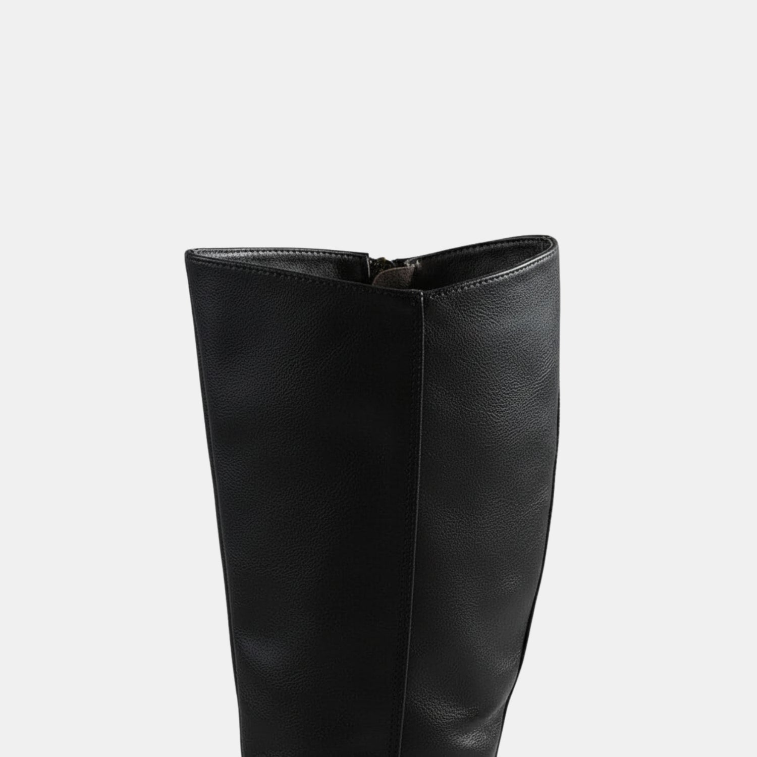 Detailansicht des Schafts der klassischen kniehohen Damenstiefel mit Schnalle in Schwarz, hochwertiges Material und saubere Verarbeitung.
