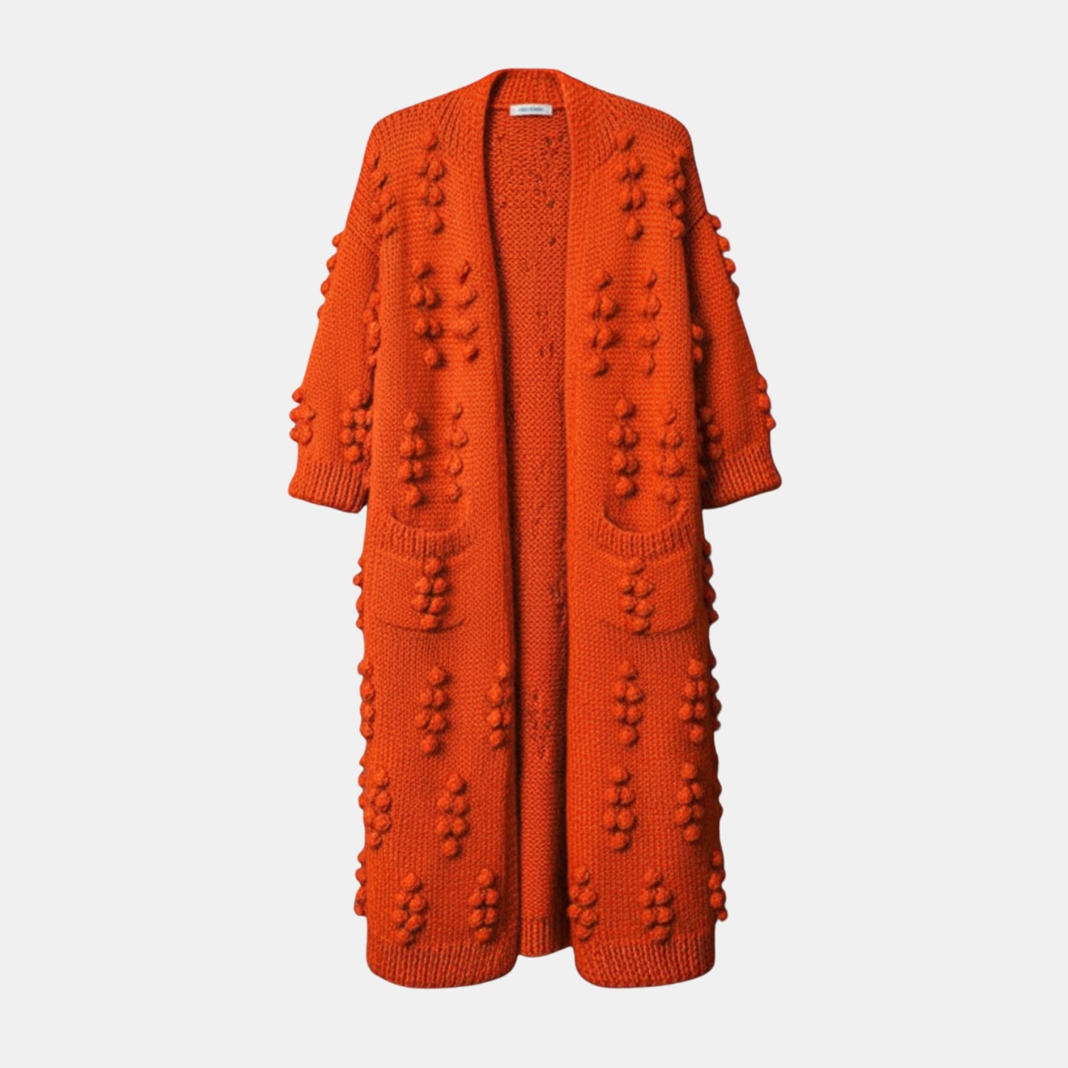 Lange Strickjacke für Damen mit Bommeln in Orange – warme Winter-Strickjacke Vorderansicht
