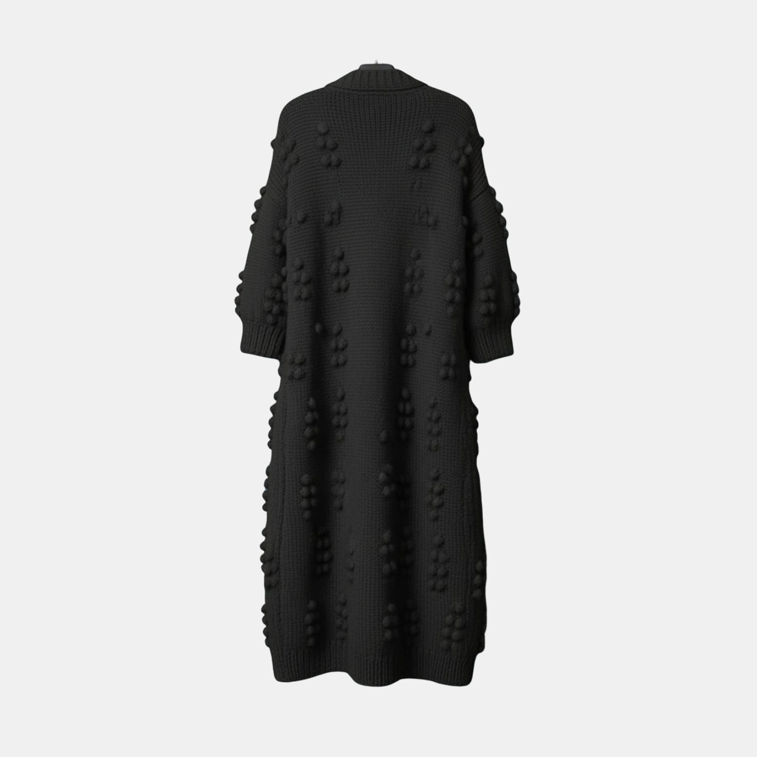 Rückseite der langen Damen-Strickjacke mit Bommeln für den Winter auf hellgrauem Hintergrund