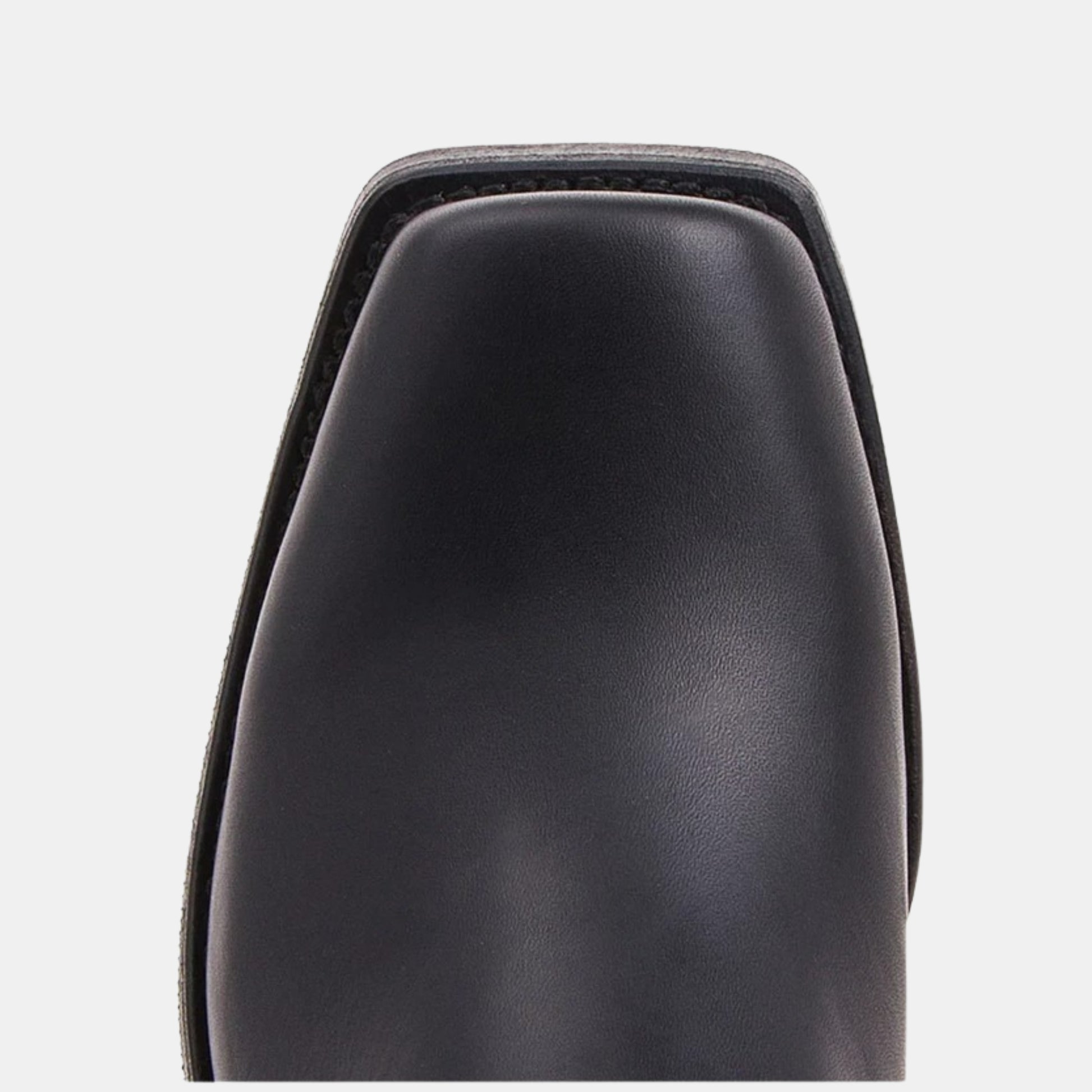 Nahaufnahme der vorderen Kappe langlebiger Cowboystiefel im Vintage-Look aus schwarzem Leder