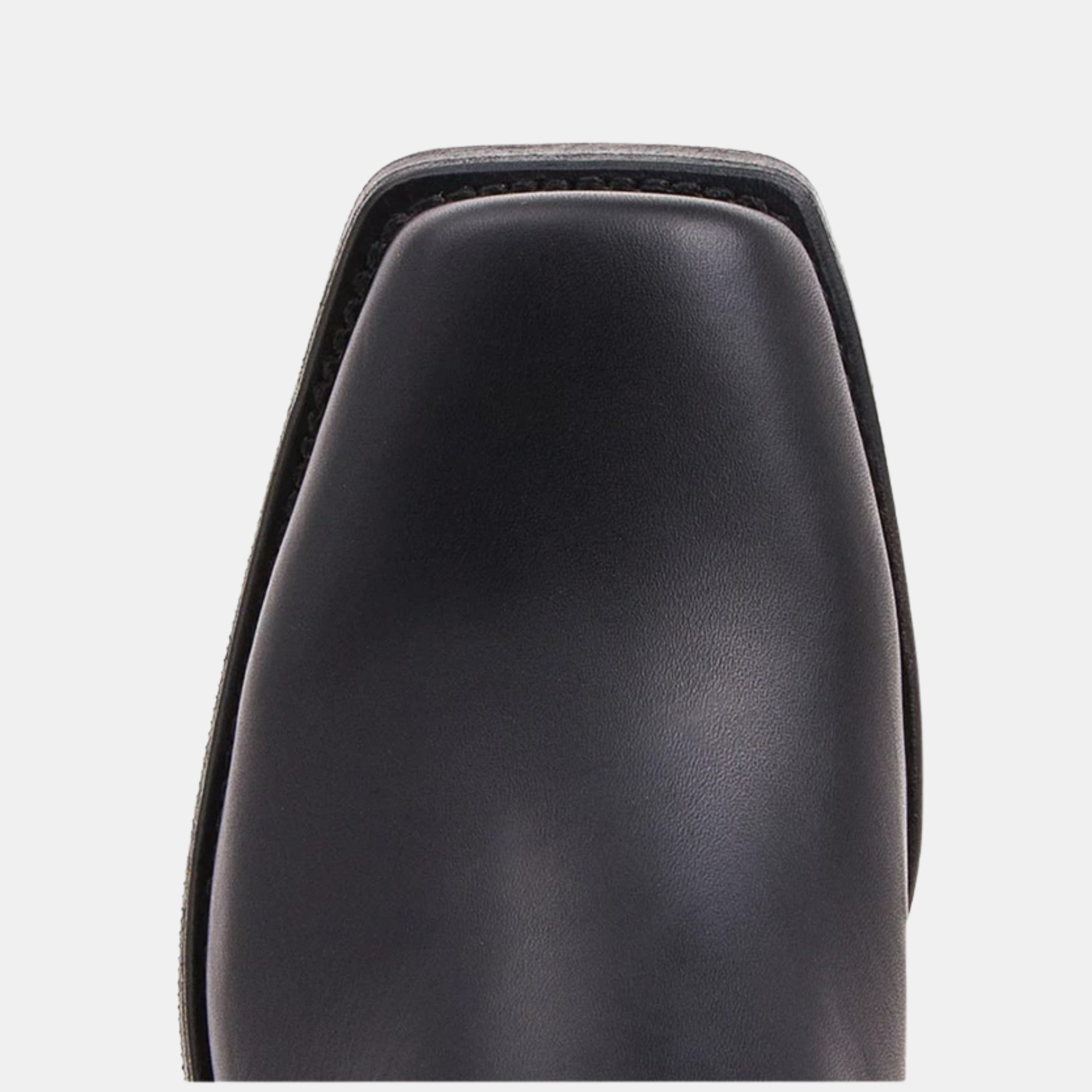 Nahaufnahme der vorderen Kappe langlebiger Cowboystiefel im Vintage-Look aus schwarzem Leder