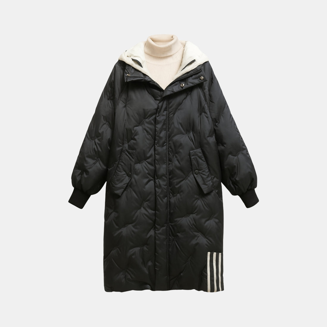 Schwarze Premium Wärme-Pufferjacke für Damen und Herren, ultraleicht, winddicht und winterfest, langer Steppmantel mit Kapuze und Taschen – Vorderansicht auf weißem Hintergrund.