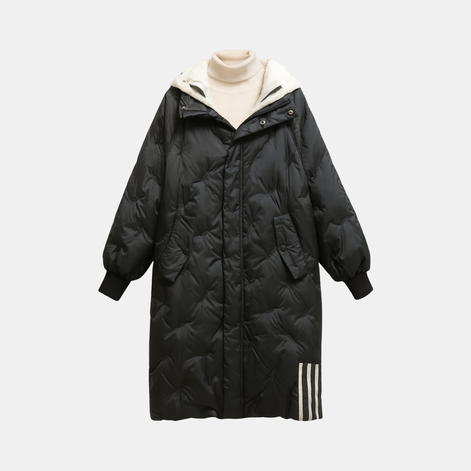 Schwarze Premium Wärme-Pufferjacke für Damen und Herren, ultraleicht, winddicht und winterfest, langer Steppmantel mit Kapuze und Taschen – Vorderansicht auf weißem Hintergrund.