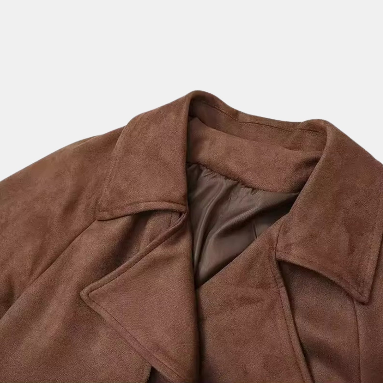 Detailaufnahme des braunen Premium Wildleder-Trenchcoats für Damen: weiches Wildleder mit breitem Reverskragen und hochwertigem Innenfutter.