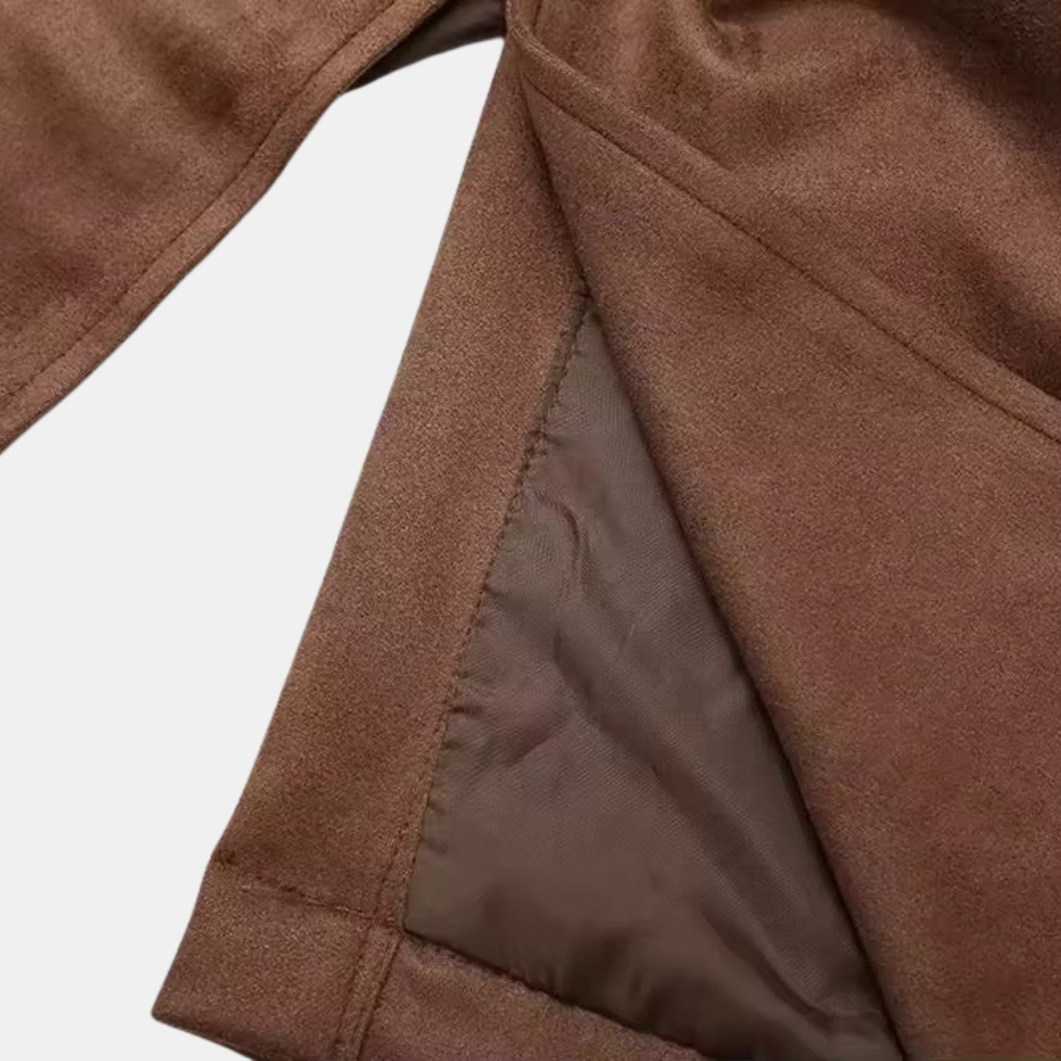 Detailaufnahme des braunen Premium Wildleder-Trenchcoats für Damen: seitliche Tasche mit hochwertigem Innenfutter und sauberer Nahtverarbeitung.