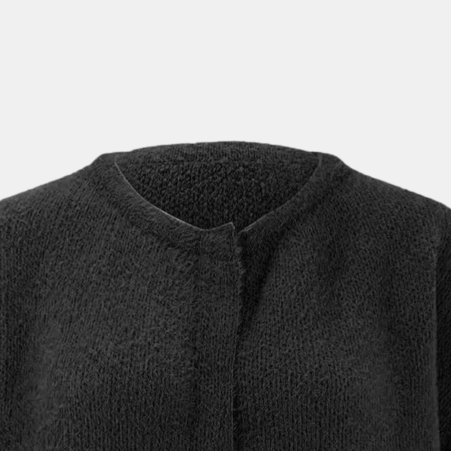 Detailansicht des Ausschnitts der Raffinierte Strickjacke mit Stil in Schwarz, weicher und strukturierter Strickstoff