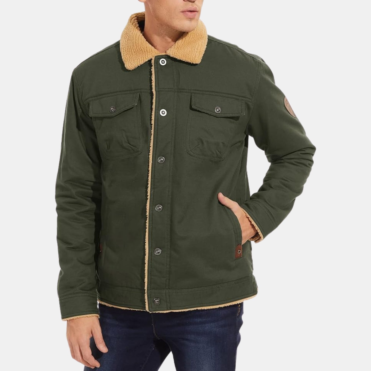 Frontansicht: Stylische Herren-Bomberjacke in Olivgrün mit Teddykragen und Sherpa-Futter, leichte Übergangsjacke im modernen Casual-Look.