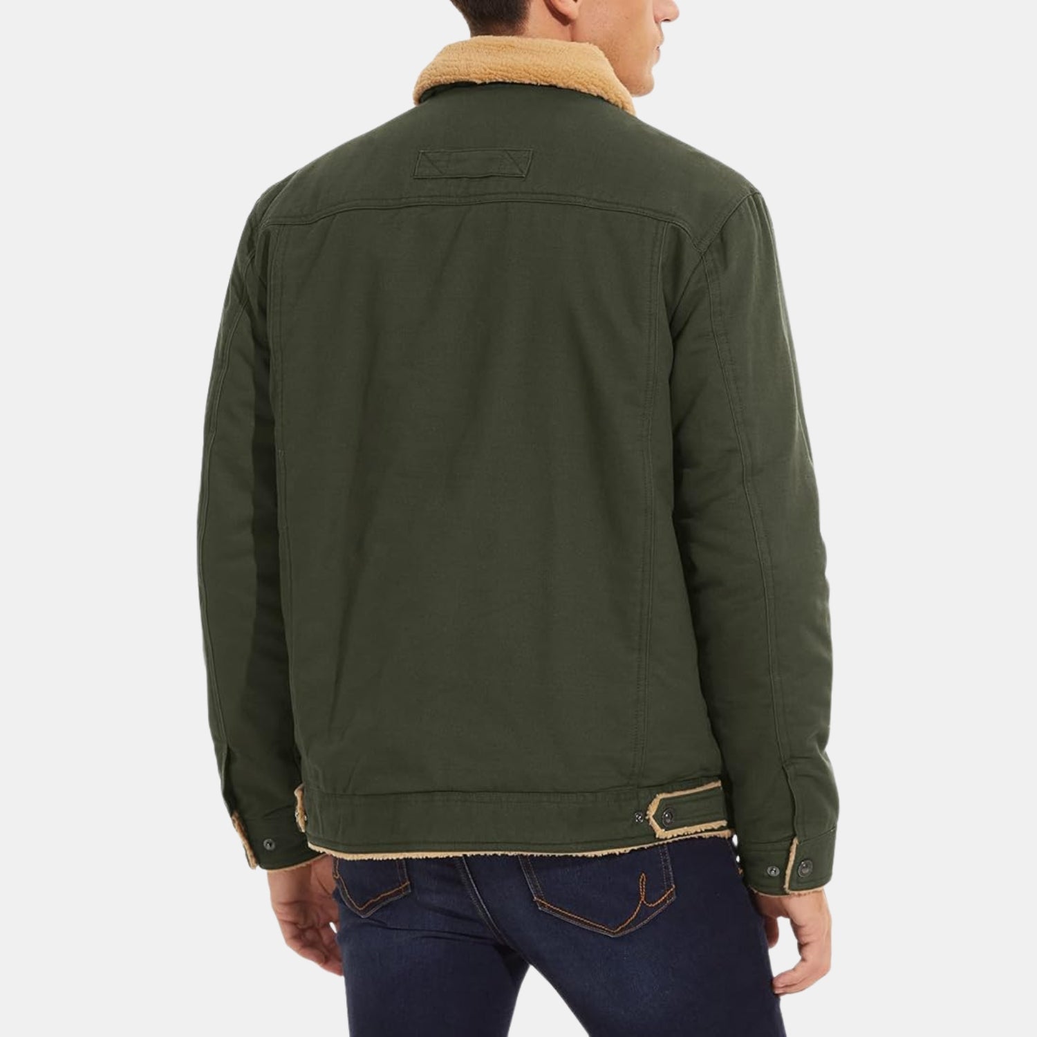 Rückansicht: Model trägt stylische Herren-Bomberjacke in Olivgrün mit Teddykragen und warmem Sherpa-Futter, leichte Übergangsjacke im modernen Casual-Look.