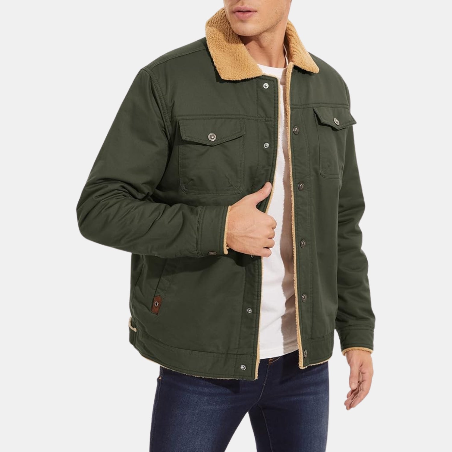 Model trägt stylische Herren-Bomberjacke in Olivgrün mit Teddykragen und weichem Sherpa-Futter, leichte Übergangsjacke im modernen Casual-Look.