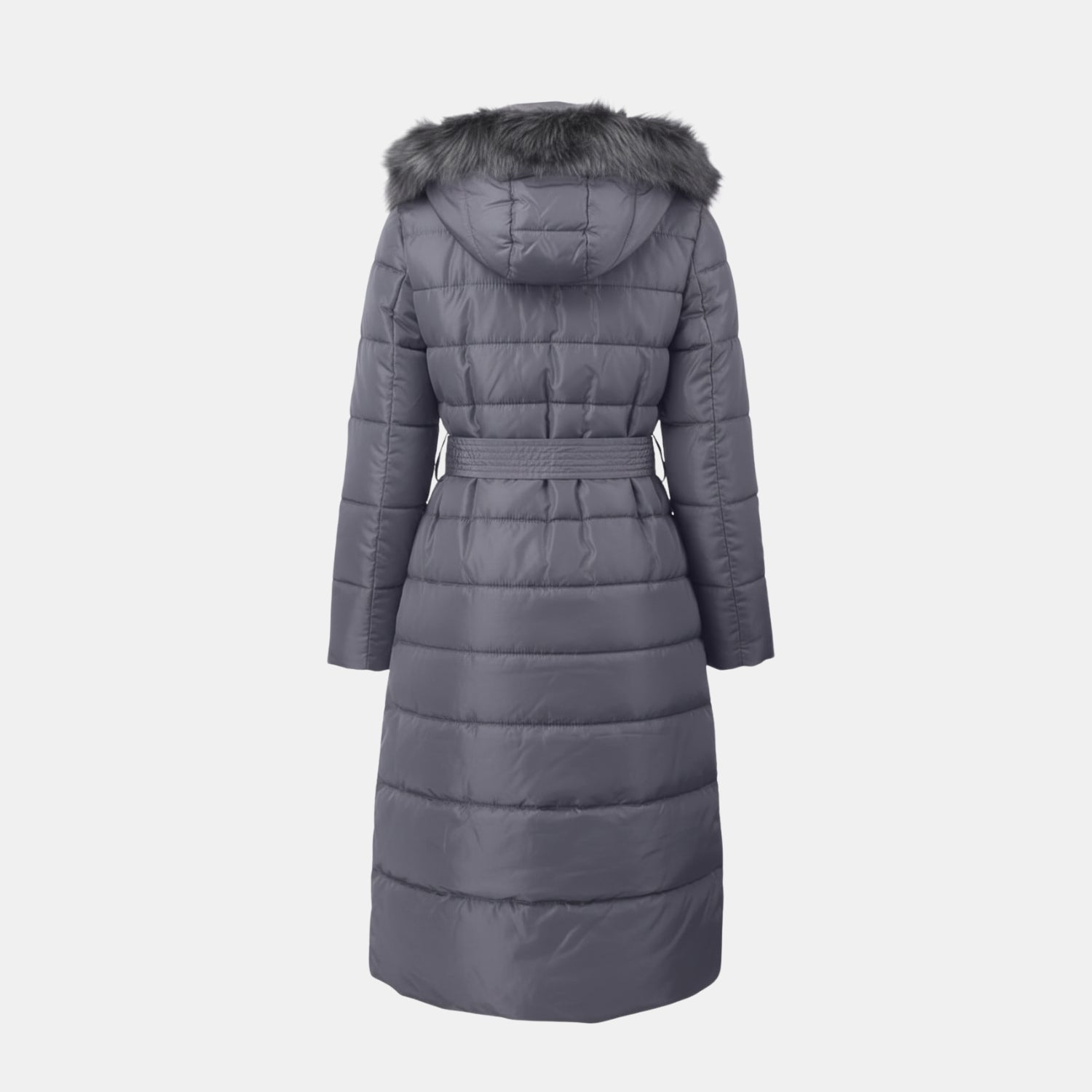 Warmer, bauschiger Wintermantel für Damen in Grau – Rückansicht des langen Steppmantels mit Kapuze, Kunstfellbesatz und Taillengürtel