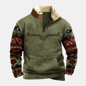 Frontansicht: Warmer Sherpa-Fleece-Pullover für Herren in Olivgrün mit Quarter-Zip, Sherpa-Futter, Ethno-Design an den Ärmeln und Kangurutasche