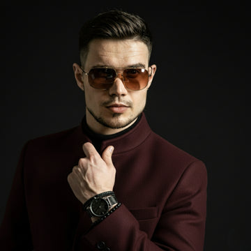 Eleganter Mann trägt eine Wasserdicht Business Winterjacke in Burgunderrot mit Sonnenbrille – hochwertige Winterjacke für Herren