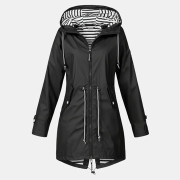 Eleganter, wasserdichter Damen Regenmantel in Schwarz mit kontrastierendem weiß-gestreiftem Kapuzenfutter. Winddichte Outdoor-Jacke mit verstellbarem Kordelzug für einen modernen und funktionalen Look.
